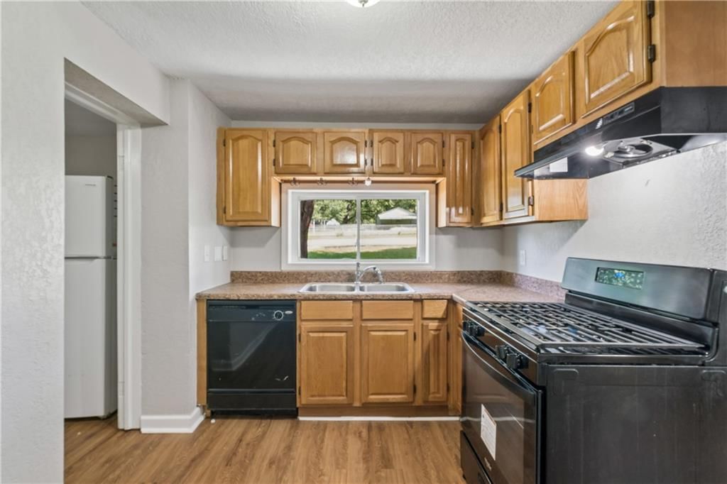 Photo 13 of 39 - 5304 Maywood Avenue, Raytown, MO 64133