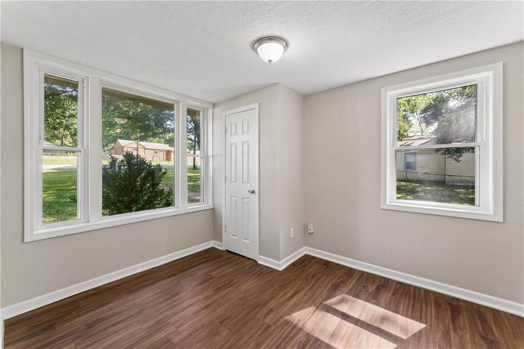 Photo 14 of 39 - 5304 Maywood Avenue, Raytown, MO 64133