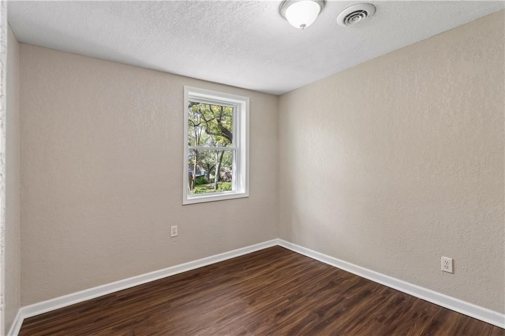 Photo 18 of 39 - 5304 Maywood Avenue, Raytown, MO 64133