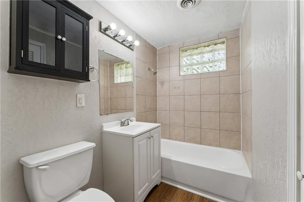 Photo 22 of 39 - 5304 Maywood Avenue, Raytown, MO 64133