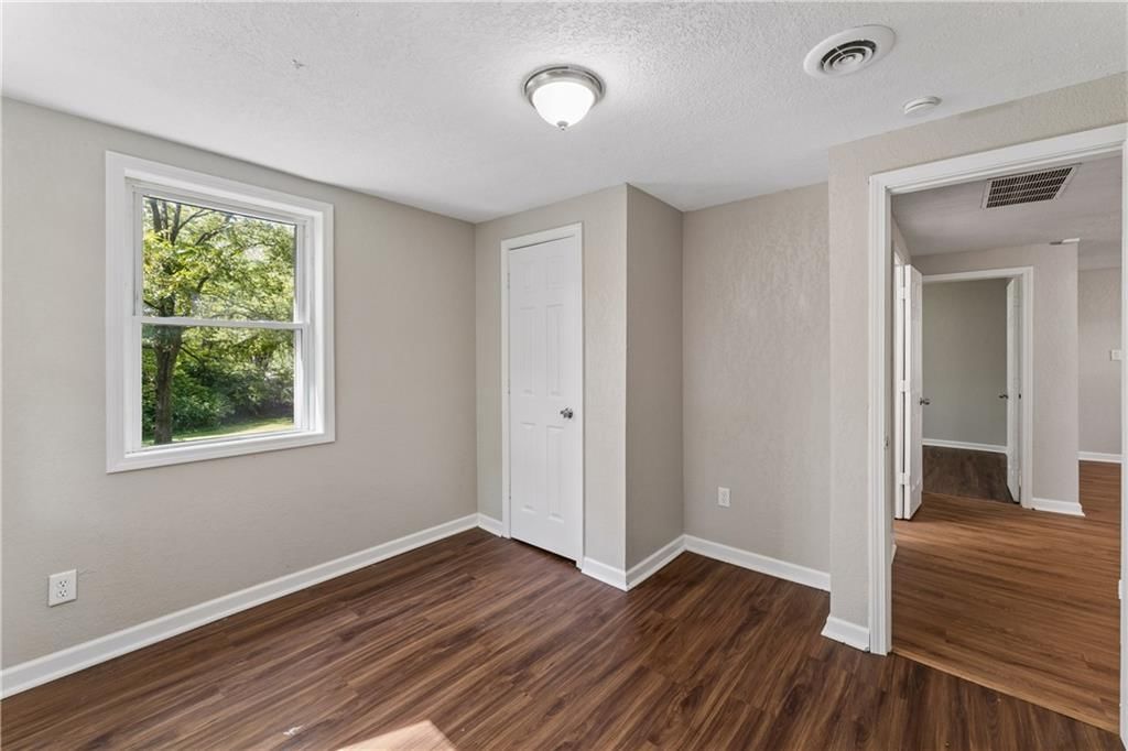 Photo 24 of 39 - 5304 Maywood Avenue, Raytown, MO 64133