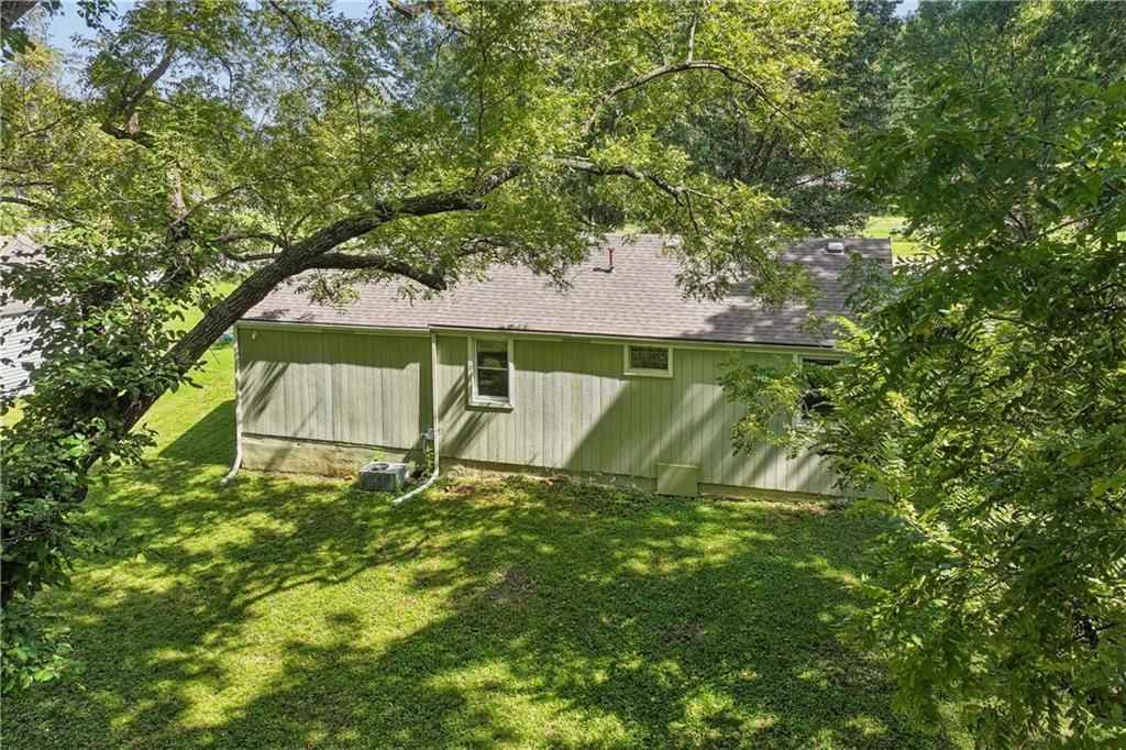 Photo 29 of 39 - 5304 Maywood Avenue, Raytown, MO 64133