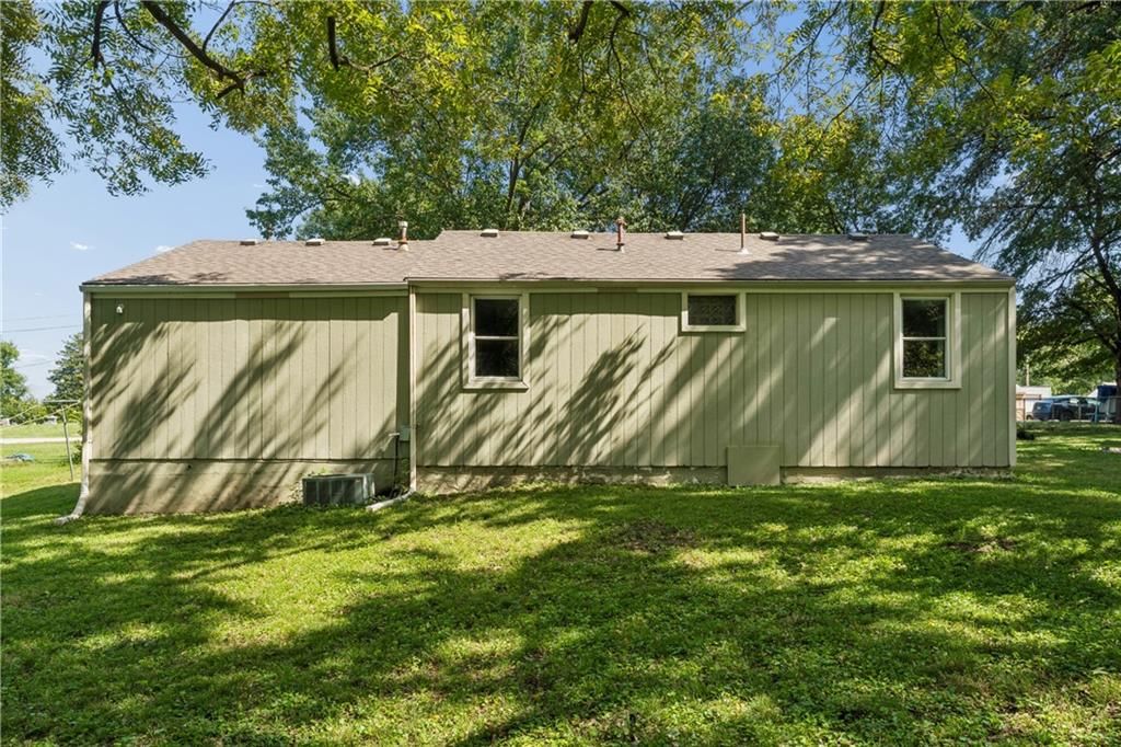 Photo 31 of 39 - 5304 Maywood Avenue, Raytown, MO 64133