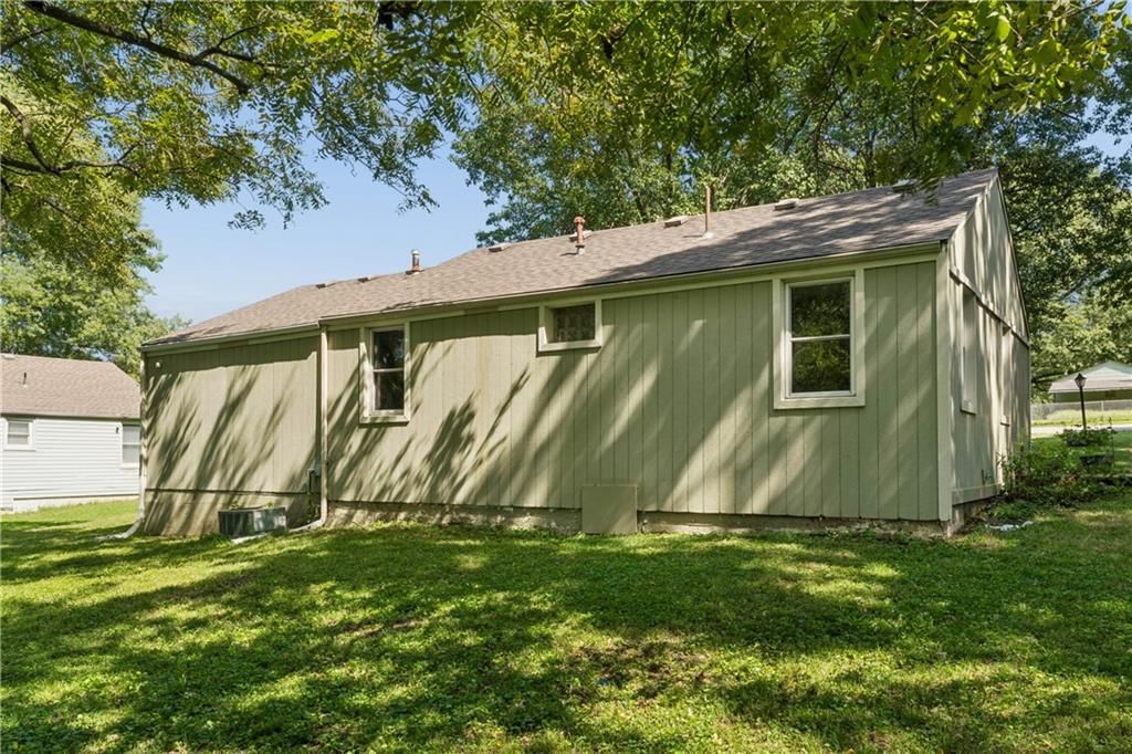 Photo 32 of 39 - 5304 Maywood Avenue, Raytown, MO 64133