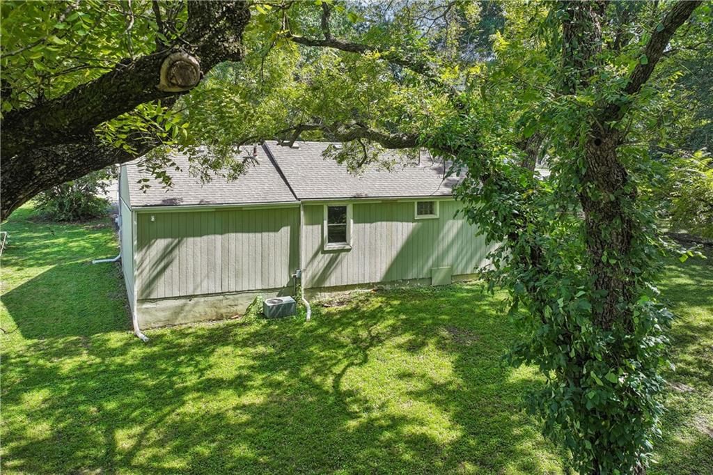 Photo 33 of 39 - 5304 Maywood Avenue, Raytown, MO 64133