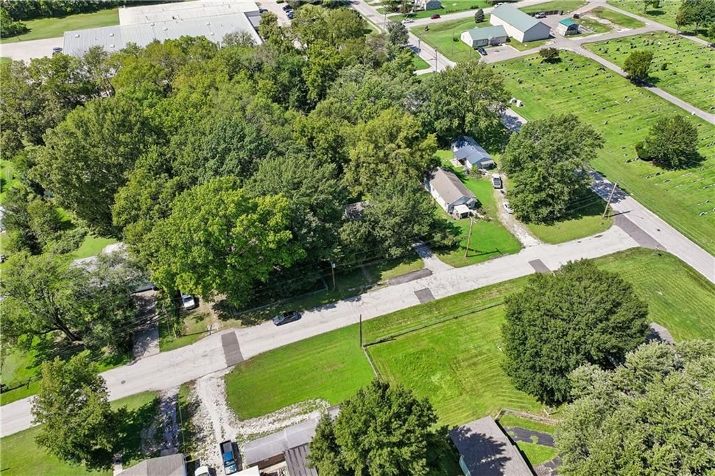 Photo 35 of 39 - 5304 Maywood Avenue, Raytown, MO 64133