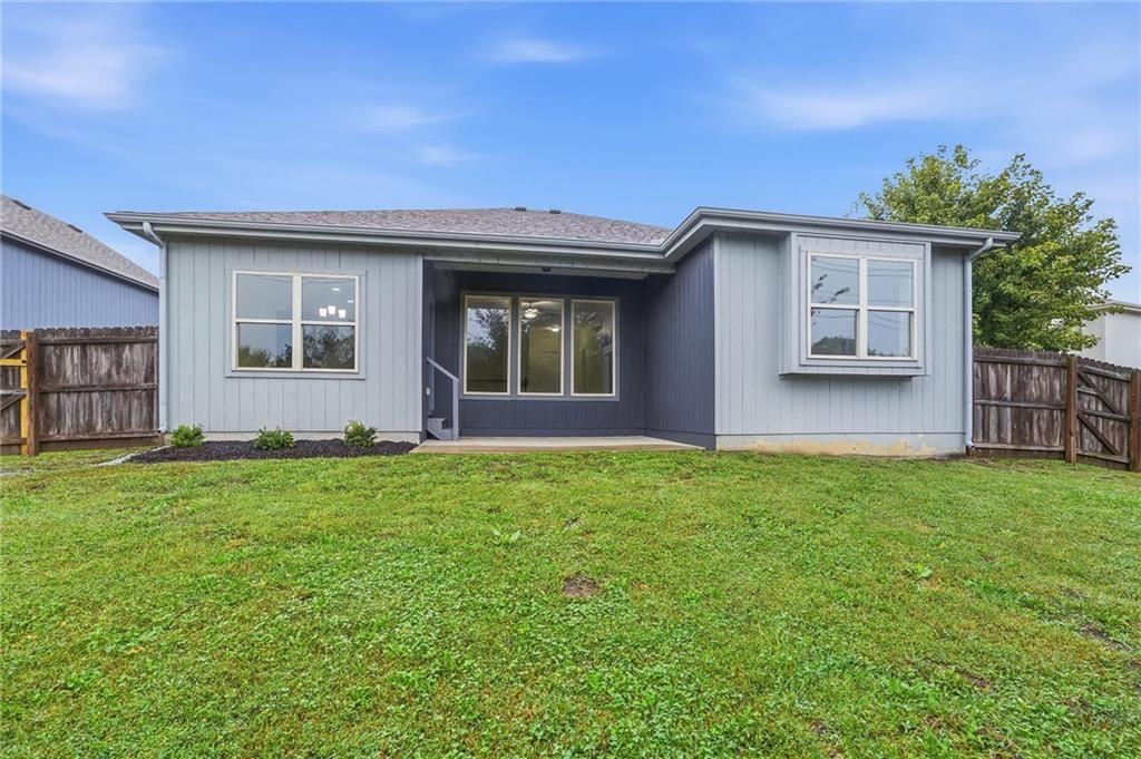 Photo 34 of 40 - 22104 CRYSTAL Avenue, Peculiar, MO 64078