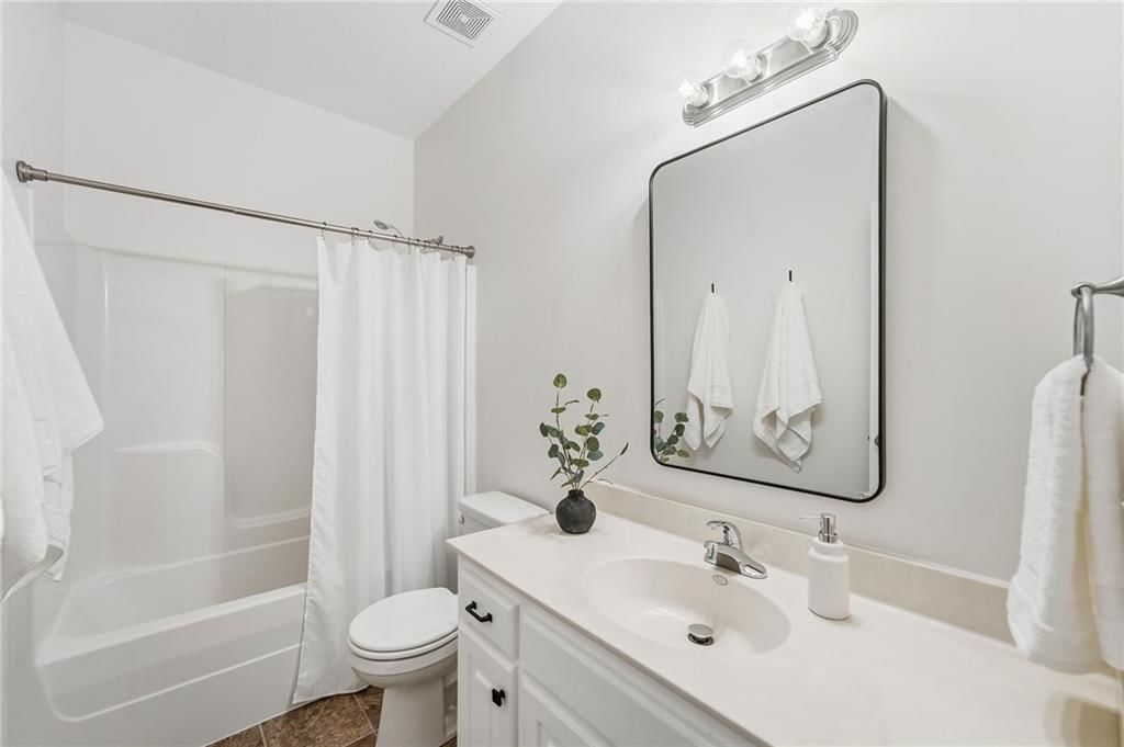 Photo 19 of 40 - 22104 CRYSTAL Avenue, Peculiar, MO 64078