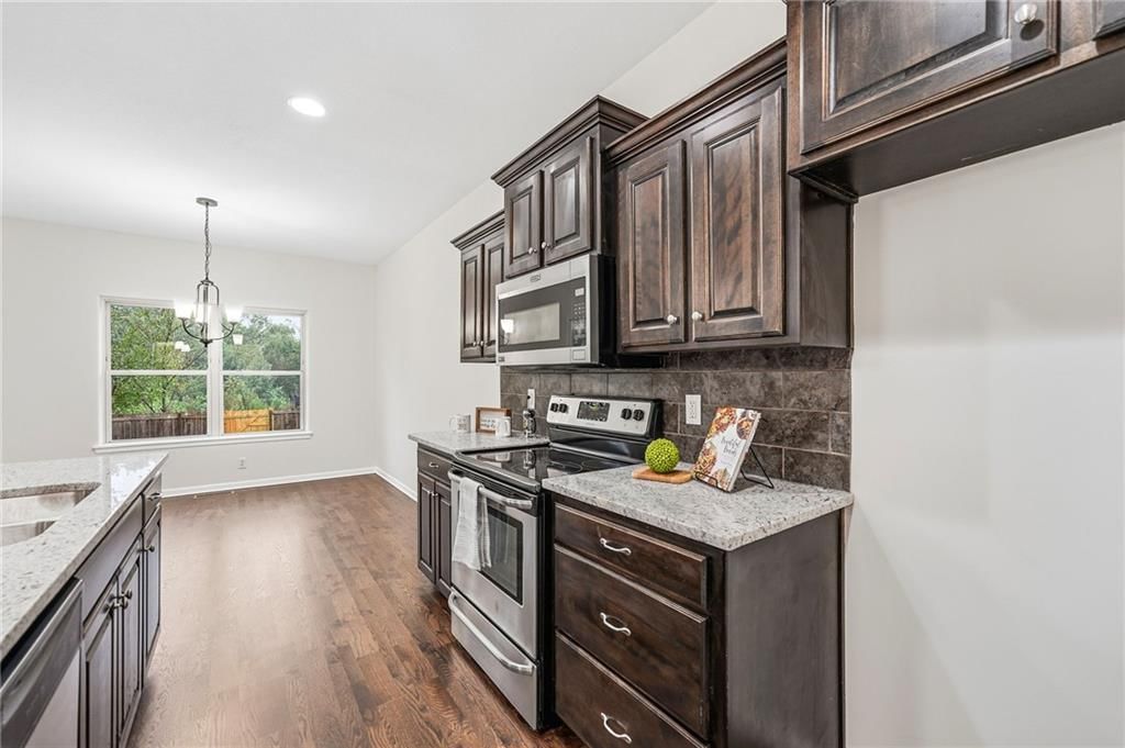 Photo 13 of 40 - 22104 CRYSTAL Avenue, Peculiar, MO 64078