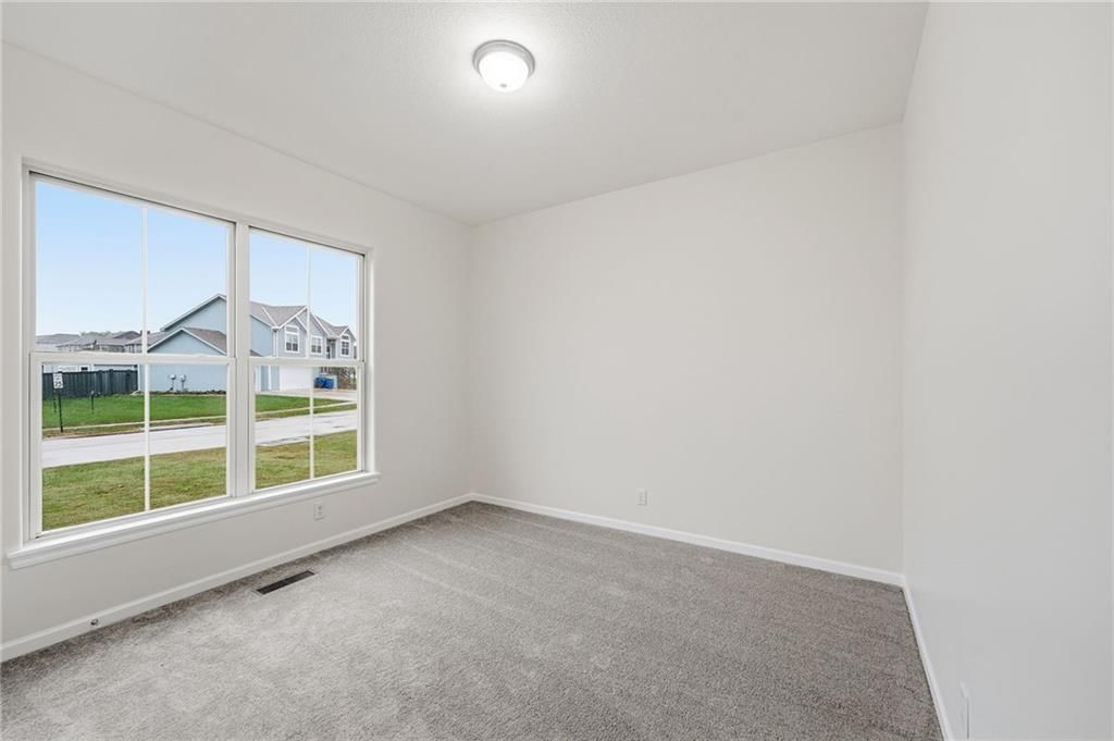 Photo 17 of 40 - 22104 CRYSTAL Avenue, Peculiar, MO 64078