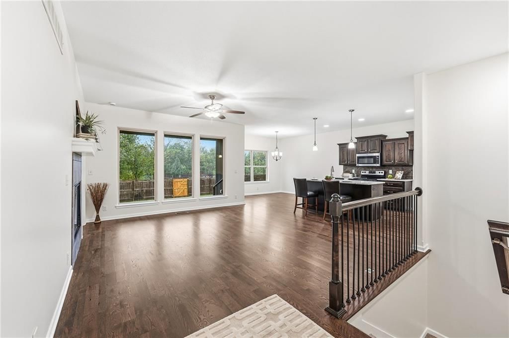 Photo 5 of 40 - 22104 CRYSTAL Avenue, Peculiar, MO 64078