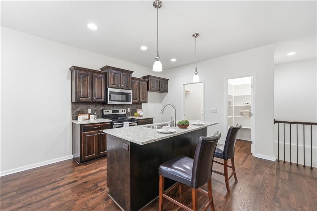 Photo 10 of 40 - 22104 CRYSTAL Avenue, Peculiar, MO 64078