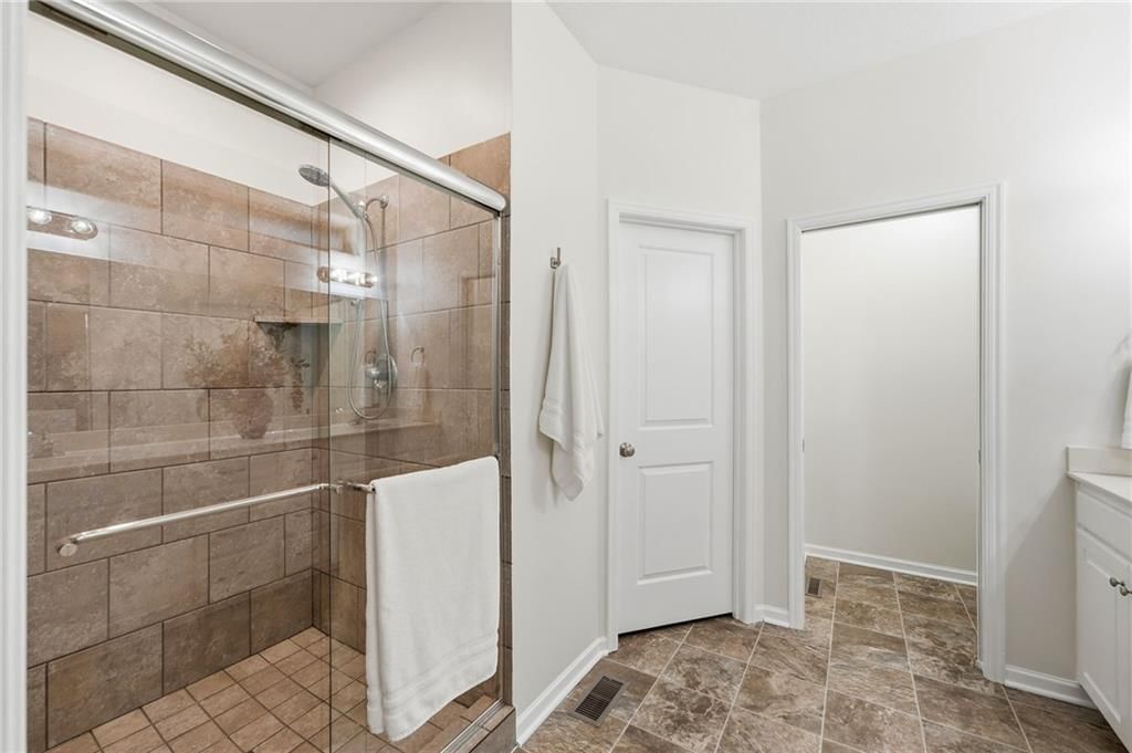 Photo 23 of 40 - 22104 CRYSTAL Avenue, Peculiar, MO 64078