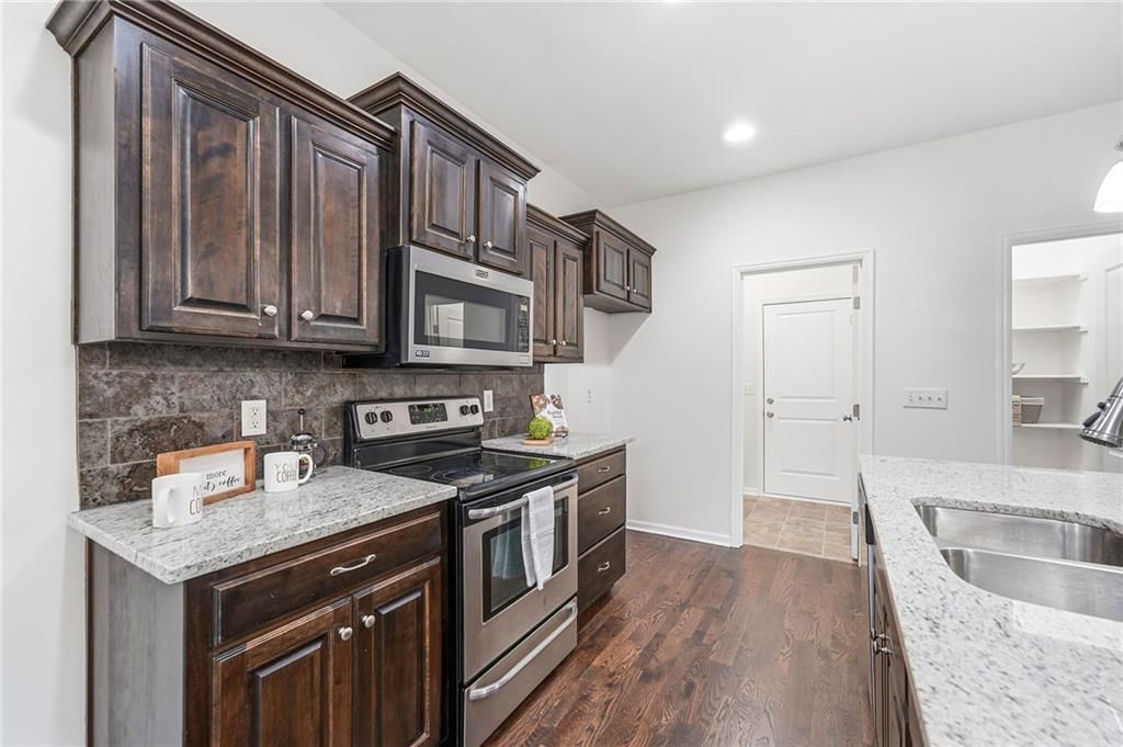 Photo 11 of 40 - 22104 CRYSTAL Avenue, Peculiar, MO 64078