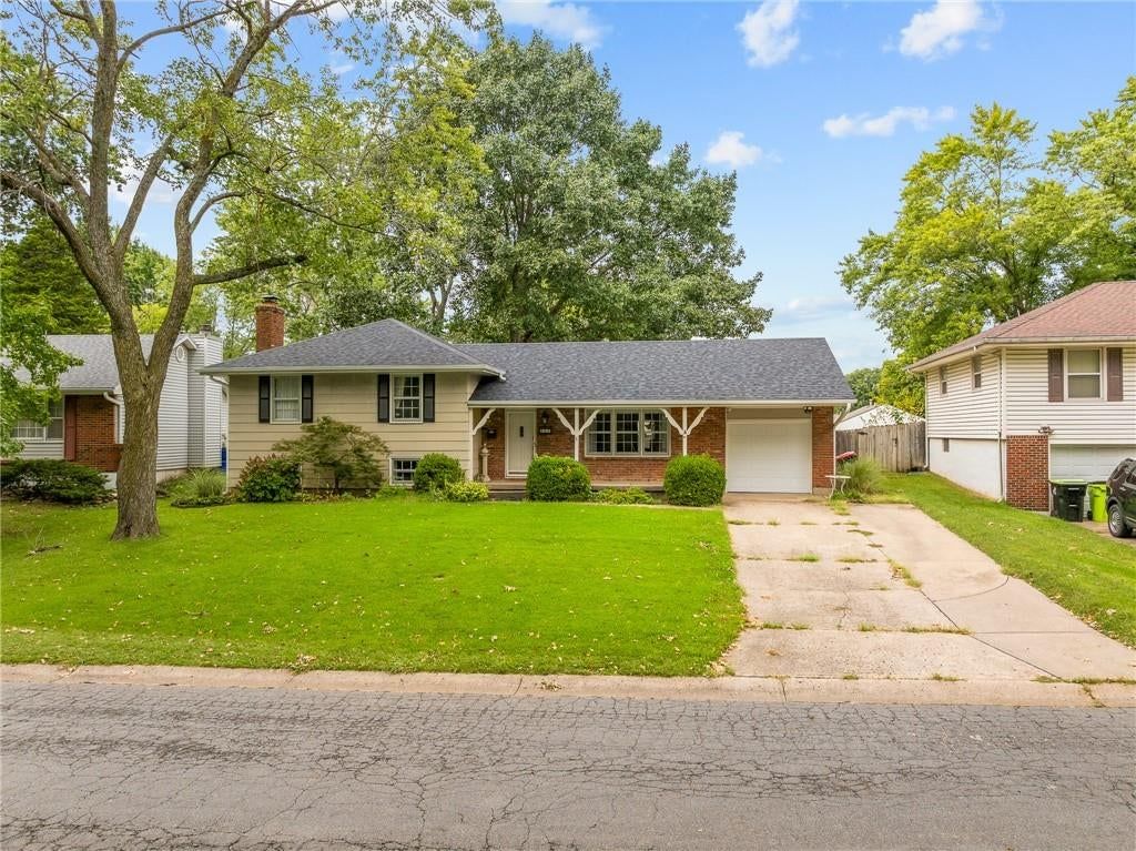 212 SW Craigmont Drive, Lee's Summit, MO