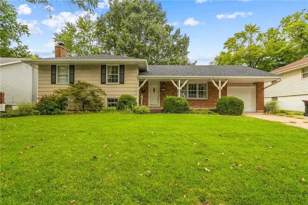 212 SW Craigmont Drive, Lee's Summit, MO: listing photo 2
