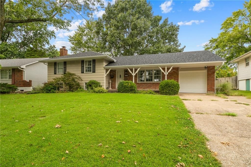 212 SW Craigmont Drive, Lee's Summit, MO: listing photo 3