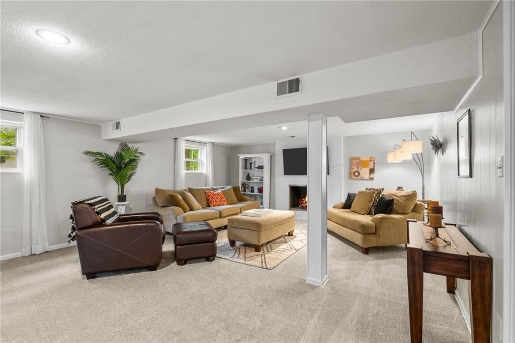 212 SW Craigmont Drive, Lee's Summit, MO