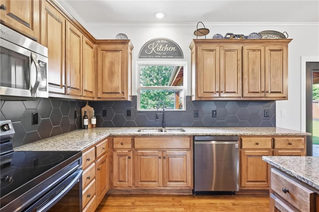 Photo 4 of 31 - 110 S Eastglen Drive, Raymore, MO 64083