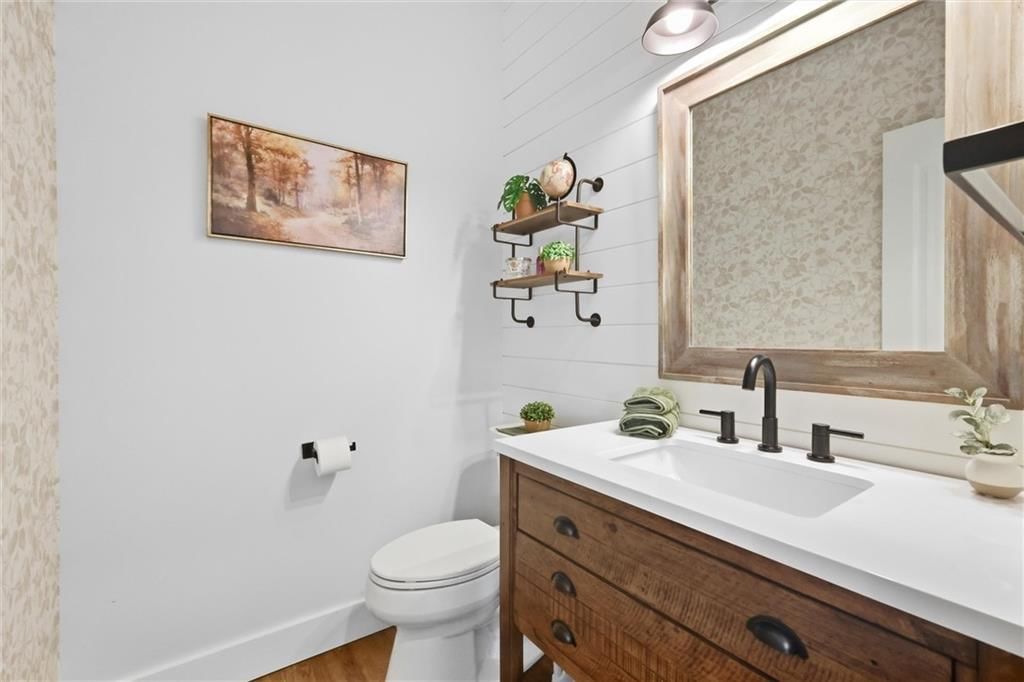 Photo 9 of 31 - 110 S Eastglen Drive, Raymore, MO 64083