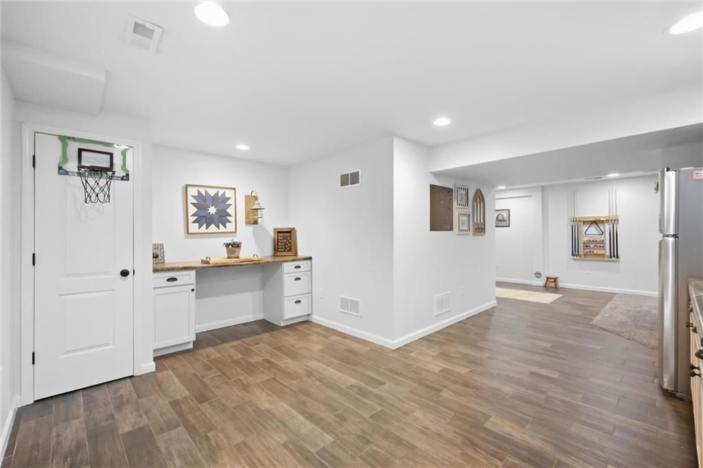Photo 21 of 31 - 110 S Eastglen Drive, Raymore, MO 64083
