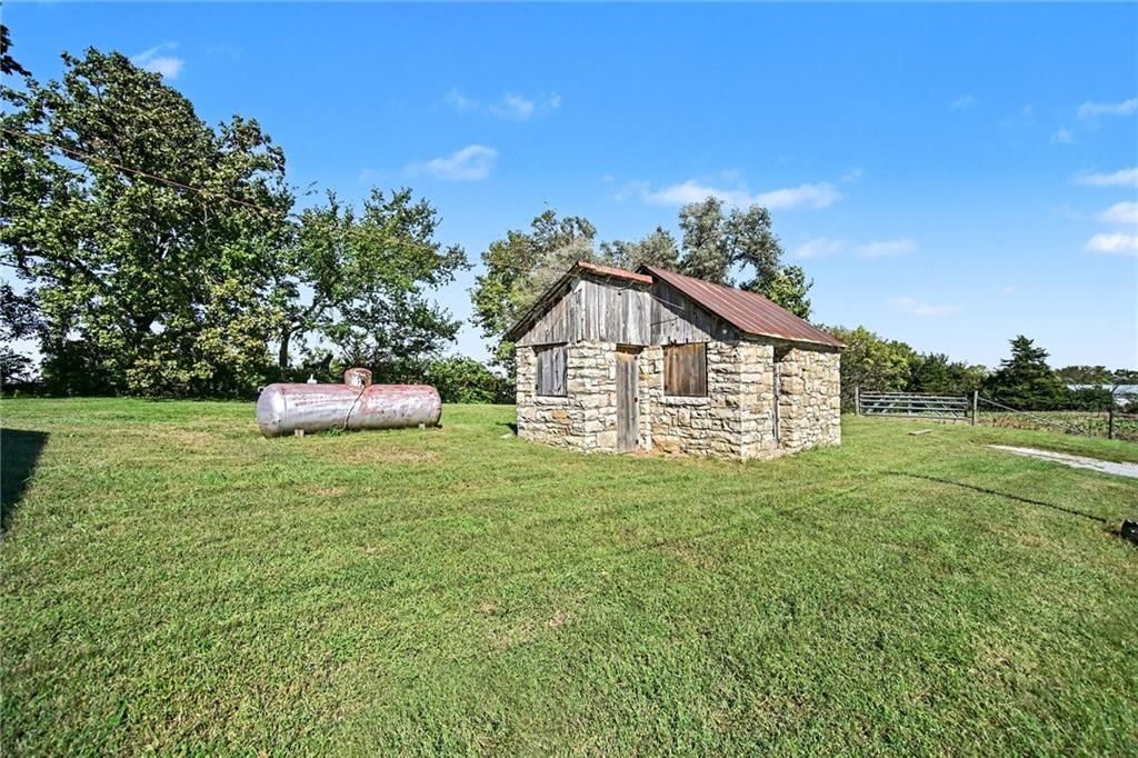 Photo 26 of 73 - 15 S 98th Street, Edwardsville, KS 66111