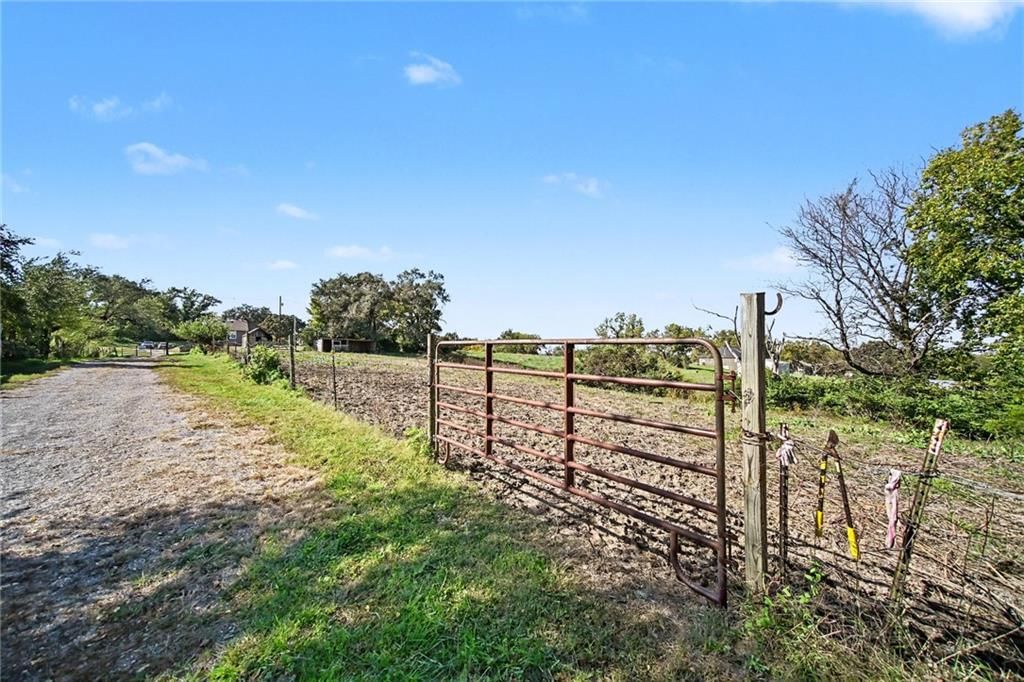 Photo 37 of 73 - 15 S 98th Street, Edwardsville, KS 66111