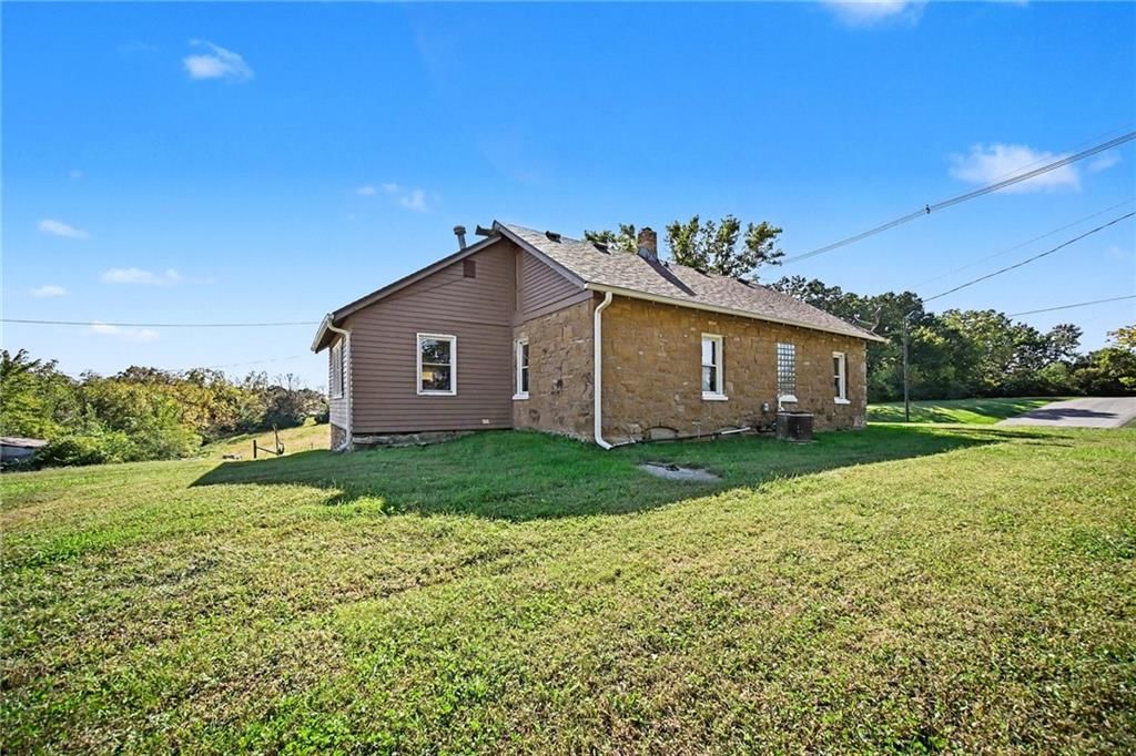 Photo 23 of 73 - 15 S 98th Street, Edwardsville, KS 66111