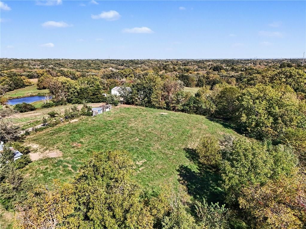 Photo 35 of 73 - 15 S 98th Street, Edwardsville, KS 66111