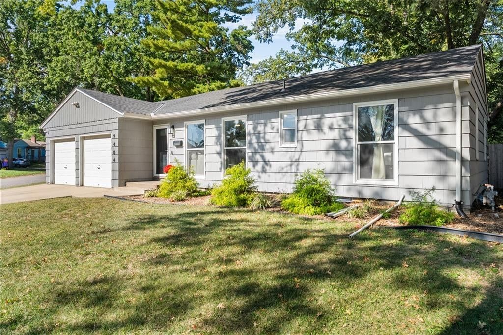 9406 Gillette Street, Lenexa, KS: listing photo 2