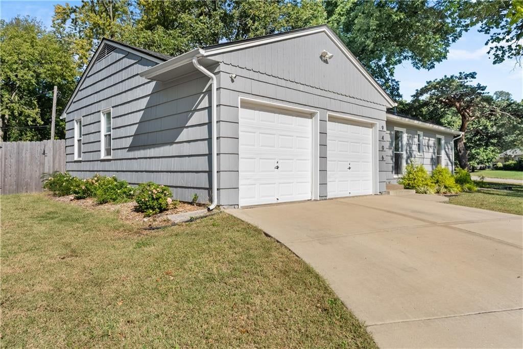 9406 Gillette Street, Lenexa, KS: listing photo 3