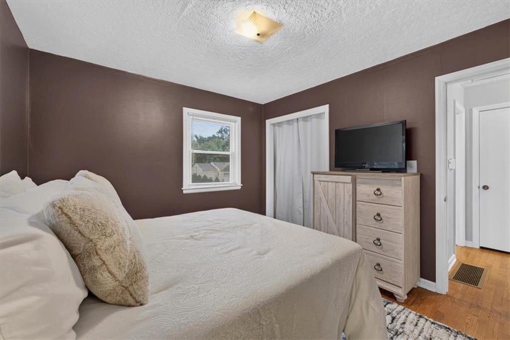 Photo 12 of 34 - 3611 S Spring Street, Independence, MO 64055