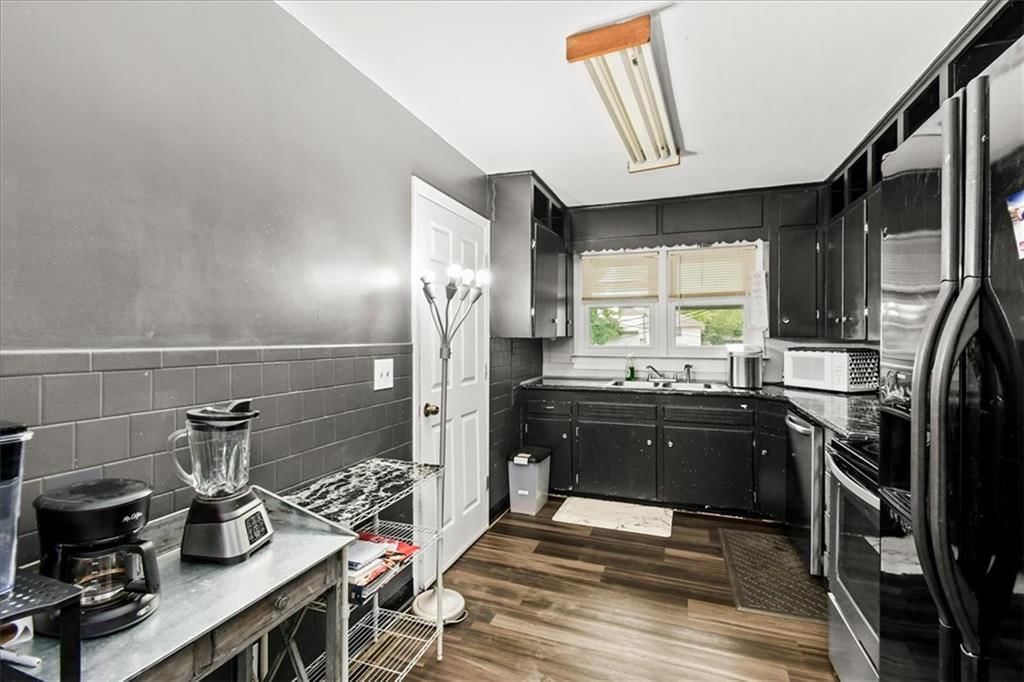 Granite counters, black kitchen cabinets and double oven at 1708 N Kiger Road, Independence, MO 64050