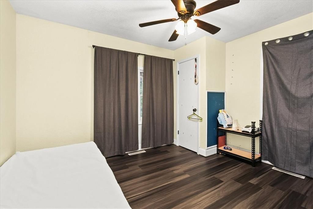 Carpet at 1708 N Kiger Road, Independence, MO 64050