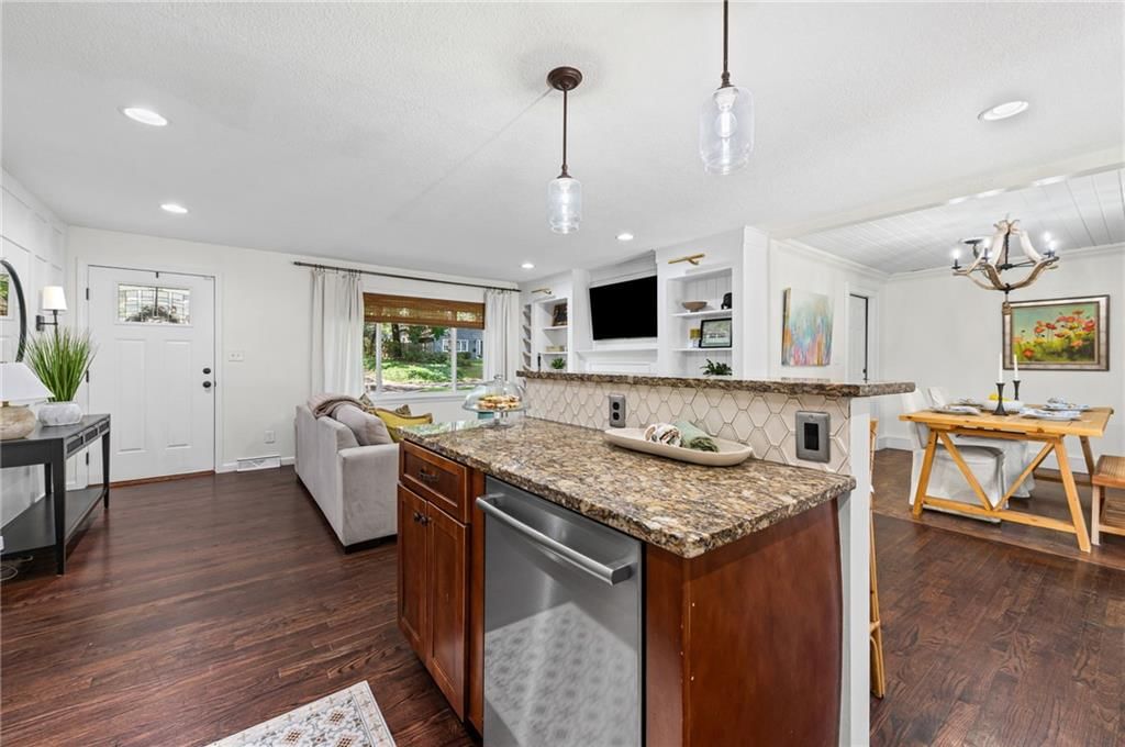 Photo 11 of 38 - 6141 CATALINA Street, Fairway, KS 66205