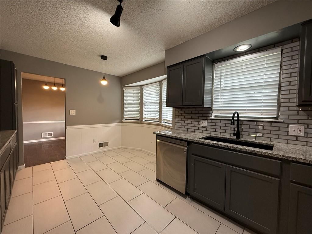 Photo 6 of 31 - 1415 W Ferrel Drive, Olathe, KS 66061