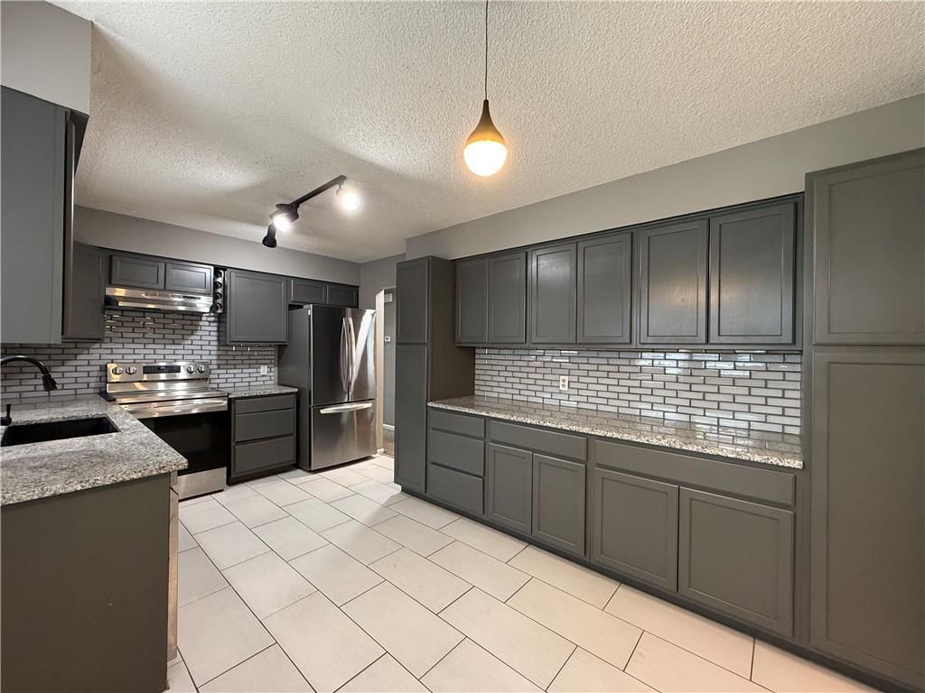 Photo 8 of 31 - 1415 W Ferrel Drive, Olathe, KS 66061