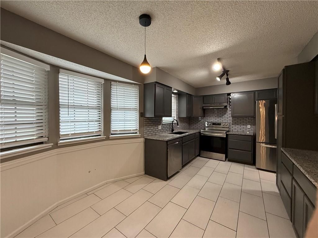 Photo 9 of 31 - 1415 W Ferrel Drive, Olathe, KS 66061