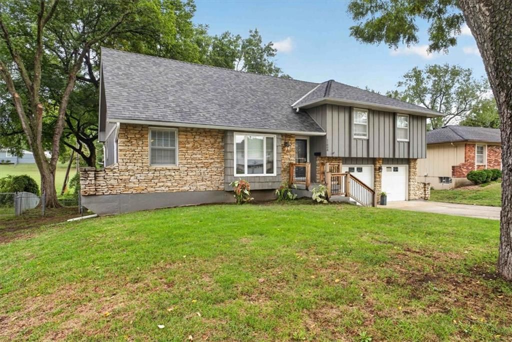 11008 W 72nd Street, Shawnee, KS: listing photo 3