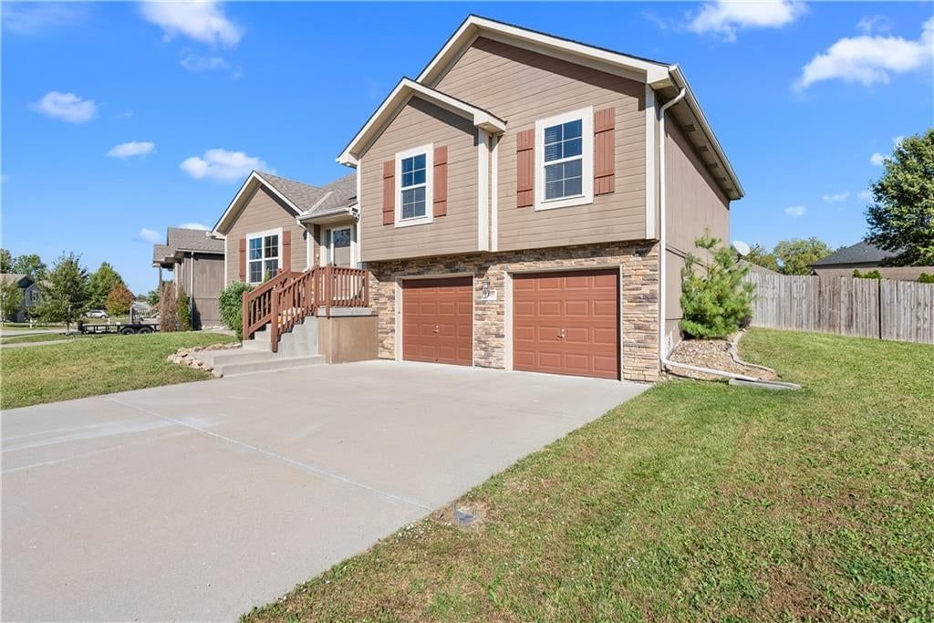 1405 NE Jaclyn Drive, Grain Valley, MO: listing photo 2