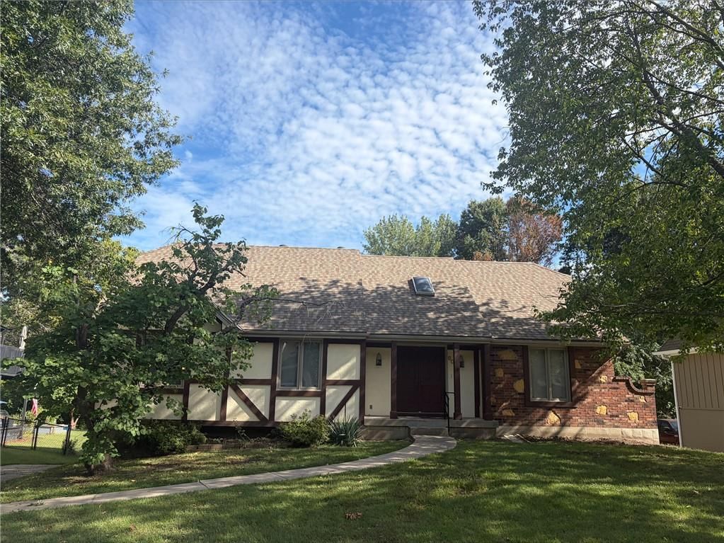 605 SE Brentwood Drive — photo 1