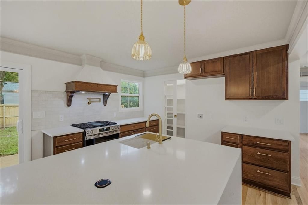 5806 W 75th Street, Prairie Village, KS: listing photo 3