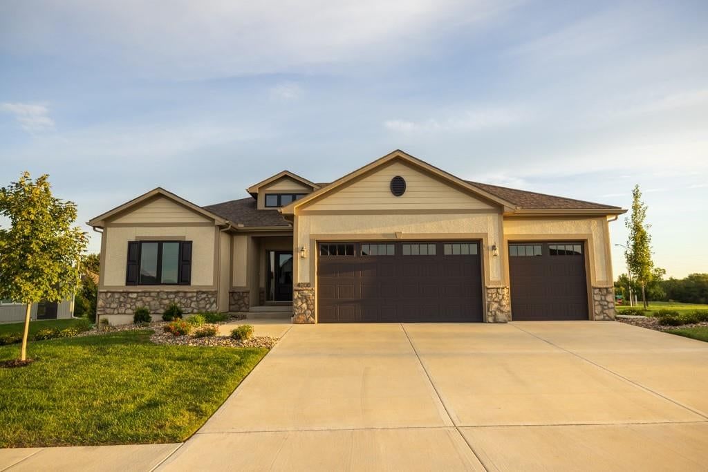 4200 NE Chapel Manor Drive, Lee's Summit, MO: listing photo 2