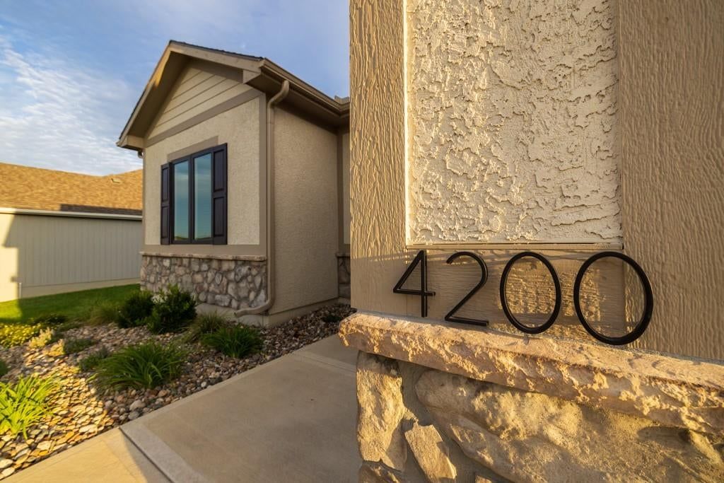 4200 NE Chapel Manor Drive, Lee's Summit, MO: listing photo 3