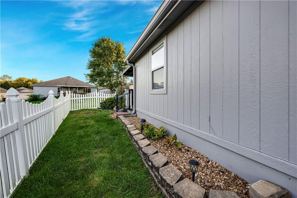 Photo 4 of 18 - 523 Mars Court, Raymore, MO 64083