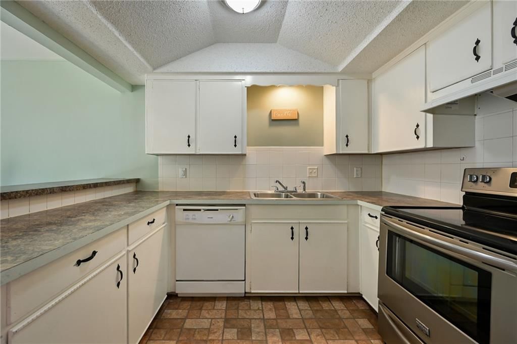 Photo 14 of 23 - 6208 E 129th Street, Grandview, MO 64030