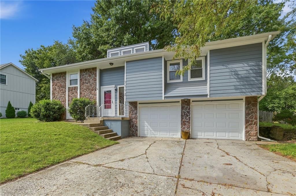 3502 NW Lake Drive, Lee's Summit, MO: listing photo 2
