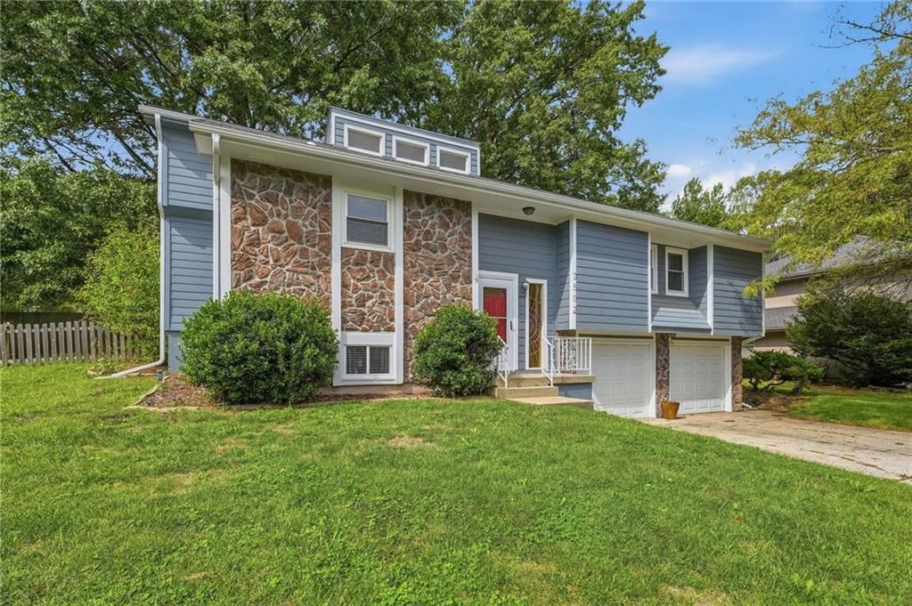 3502 NW Lake Drive, Lee's Summit, MO: listing photo 3