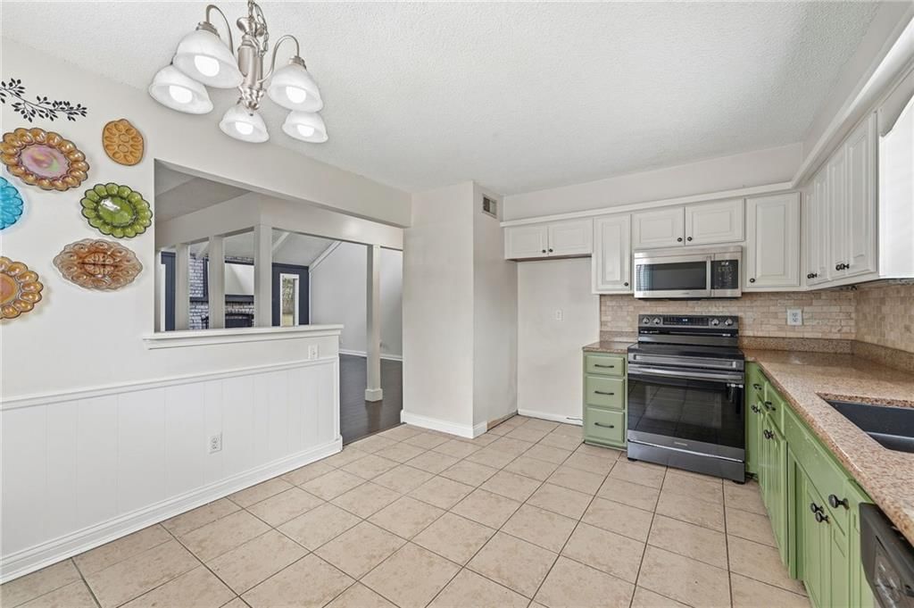 Photo 14 of 35 - 3502 NW Lake Drive, Lee's Summit, MO 64064