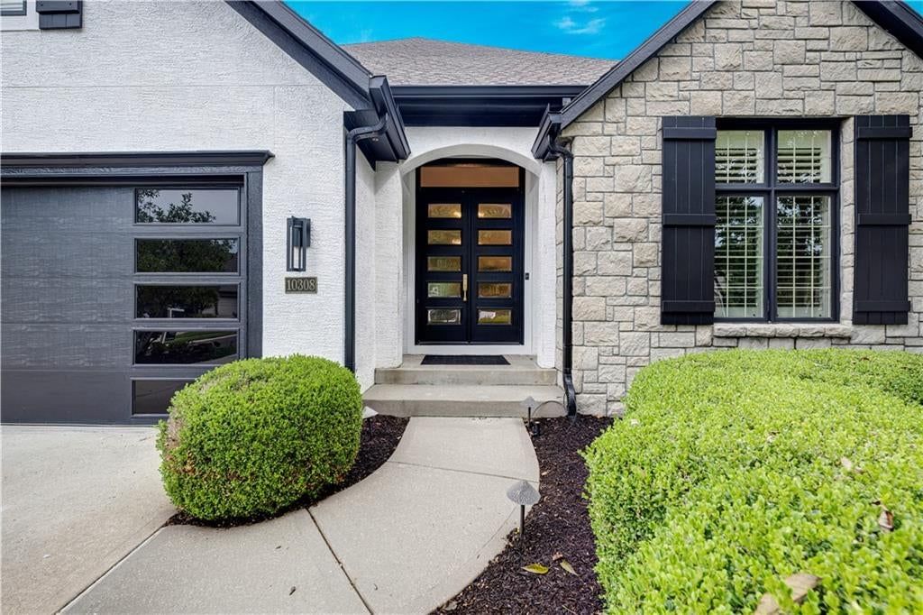 10308 W 142nd Street, Overland Park, KS: listing photo 2